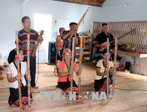 Một buổi tập của Câu lạc bộ nghệ thuật dân ca Thái bản Cằng. Ảnh: Tá Chuyên – TTXVN