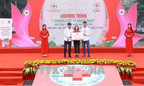 Bà Trần Thị Hồng An, Phó Chủ tịch Trung ương hội chữ Thập đỏ Việt Nam tiếp nhận tiếp nhận sự ủng hộ của đội tuyển U23 Việt Nam với số tiền 700 triệu đồng. Ảnh: Quang Quyết-TTXVN Bà Trần Thị Hồng An, Phó Chủ tịch Trung ương hội chữ Thập đỏ Việt Nam tiếp nhận tiếp nhận sự ủng hộ của đội tuyển U23 Việt Nam với số tiền 700 triệu đồng. Ảnh: Quang Quyết-TTXVN