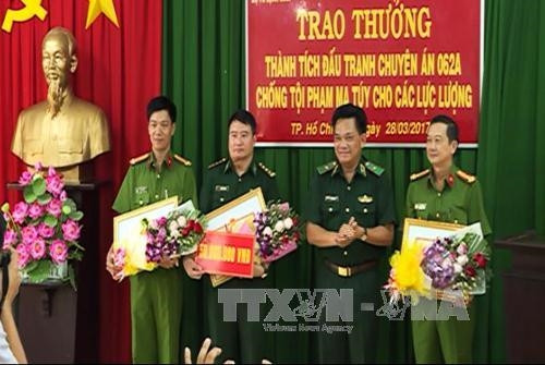 Thiếu tướng Lê Thái Ngọc, Phó Tư lệnh Bộ đội Biên Phòng, trao thưởng cho Ban chuyên án. Ảnh: Tuấn Anh-TTXVN