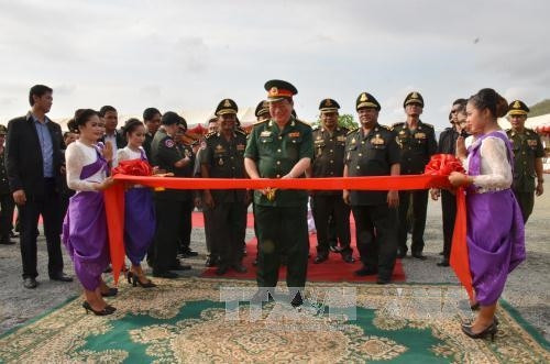 Đại tá Nguyễn Anh Dũng, Tùy viên Quốc phòng Việt Nam tại Campuchia cắt băng khánh thành công trình. Ảnh: Phan Minh Hưng - Phóng viên TTXVN tại Campuchia
