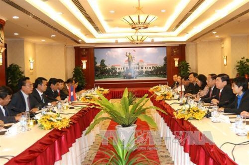 Chiều 28/3/2017, Chủ tịch UBND Thành phố Hồ Chí Minh Nguyễn Thành Phong hội đàm với Đoàn đại biểu cấp cao tỉnh Xiêng Khoảng (Lào) do Bí thư Tỉnh ủy, Tỉnh trưởng tỉnh Xiêng Khoảng Mangnomek Somkot dẫn đầu đang có chuyến thăm và làm việc tại Việt Nam. Ảnh: Thanh Vũ-TTXVN Chiều 28/3/2017, Chủ tịch UBND Thành phố Hồ Chí Minh Nguyễn Thành Phong hội đàm với Đoàn đại biểu cấp cao tỉnh Xiêng Khoảng (Lào) do Bí thư Tỉnh ủy, Tỉnh trưởng tỉnh Xiêng Khoảng Mangnomek Somkot dẫn đầu đang có chuyến thăm và làm việc tại Việt Nam. Ảnh: Thanh Vũ-TTXVN