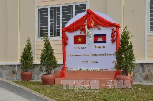 Bia kỷ niệm công trình Sở Chỉ huy Bộ Tư lệnh Tăng – Thiết giáp Quân đội Hoàng gia Campuchia do Bộ Quốc phòng Việt Nam tài trợ. Ảnh: Phan Minh Hưng - Phóng viên TTXVN tại Campuchia