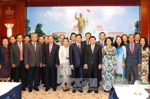 Chủ tịch UBND Thành phố Hồ Chí Minh Nguyễn Thành Phong tiếp Bí thư Thành ủy, Đô trưởng Thủ đô Viêng Chăn Sinlavong Khoutphaythune. Ảnh: Thanh Vũ-TTXVN Chủ tịch UBND Thành phố Hồ Chí Minh Nguyễn Thành Phong tiếp Bí thư Thành ủy, Đô trưởng Thủ đô Viêng Chăn Sinlavong Khoutphaythune. Ảnh: Thanh Vũ-TTXVN