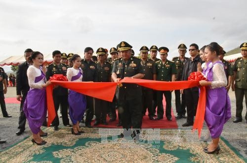 Thống tướng Hing Bunheang, Phó Tổng Tư lệnh, kiêm Tư lệnh Bộ Tư lệnh Cảnh vệ Quân đội Hoàng gia Campuchia cắt băng khánh thành công trình. Ảnh: Phan Minh Hưng - Phóng viên TTXVN tại Campuchia