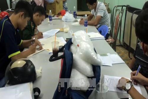 Tang vật tiền được thu giữ. Ảnh: Tuấn Anh-TTXVN