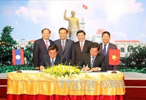 Sở Văn hóa thể thao Thành phố Hồ Chí Minh ký kết với Sở Thông tin Văn hóa và Du lịch tỉnh Xiêng Khoảng. Ảnh: Thanh Vũ-TTXVN Sở Văn hóa thể thao Thành phố Hồ Chí Minh ký kết với Sở Thông tin Văn hóa và Du lịch tỉnh Xiêng Khoảng. Ảnh: Thanh Vũ-TTXVN