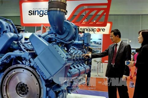 Khách tham quan, tìm hiểu các sản phẩm dịch vụ và trang thiết bị mới tại triển lãm INMEX Vietnam và HVACR Vietnam 2017 trong ngày khai mạc. Ảnh: Thế Anh-TTXVN Khách tham quan, tìm hiểu các sản phẩm dịch vụ và trang thiết bị mới tại triển lãm INMEX Vietnam và HVACR Vietnam 2017 trong ngày khai mạc. Ảnh: Thế Anh-TTXVN