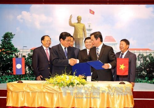 Sở Văn hóa thể thao Thành phố Hồ Chí Minh ký kết với Sở Thông tin Văn hóa và Du lịch tỉnh Xiêng Khoảng. Ảnh: Thanh Vũ-TTXVN Sở Văn hóa thể thao Thành phố Hồ Chí Minh ký kết với Sở Thông tin Văn hóa và Du lịch tỉnh Xiêng Khoảng. Ảnh: Thanh Vũ-TTXVN