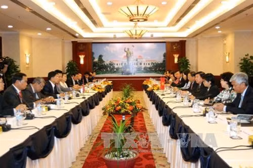 Chủ tịch UBND Thành phố Hồ Chí Minh Nguyễn Thành Phong tiếp Bí thư Thành ủy, Đô trưởng Thủ đô Viêng Chăn Sinlavong Khoutphaythune. Ảnh: Thanh Vũ-TTXVN