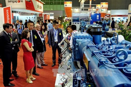 Khách tham quan, tìm hiểu các sản phẩm dịch vụ và trang thiết bị mới tại triển lãm INMEX Vietnam và HVACR Vietnam 2017 trong ngày khai mạc. Ảnh: Thế Anh-TTXVN Khách tham quan, tìm hiểu các sản phẩm dịch vụ và trang thiết bị mới tại triển lãm INMEX Vietnam và HVACR Vietnam 2017 trong ngày khai mạc. Ảnh: Thế Anh-TTXVN
