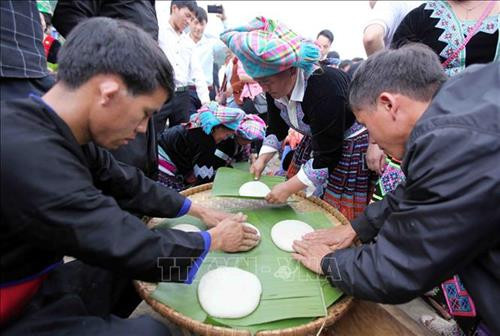 Đặc sắc lễ hội thi giã bánh giầy của đồng bào dân tộc Mông ảnh 16 Đặc sắc lễ hội thi giã bánh giầy của đồng bào dân tộc Mông ảnh 16