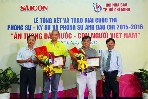 phóng Ban tổ chức trao giải Nhì cho các tác giả về thể loại Phóng sự ảnh. Ảnh: Mạnh Linh-TTXVN phóng Ban tổ chức trao giải Nhì cho các tác giả về thể loại Phóng sự ảnh. Ảnh: Mạnh Linh-TTXVN