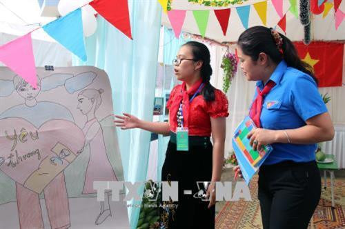 Các đội thi trình bày về ý tưởng thiết kế trại hè chỉ huy Đội. Ảnh: Diệp Anh - TTXVN Các đội thi trình bày về ý tưởng thiết kế trại hè chỉ huy Đội. Ảnh: Diệp Anh - TTXVN