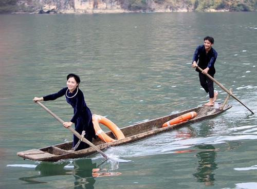 Đua thuyền độc mộc, nét văn hóa đặc trưng của đồng bào dân tộc trong Hội xuân Ba Bể. Ảnh: Thanh Tùng - TTXVN Đua thuyền độc mộc, nét văn hóa đặc trưng của đồng bào dân tộc trong Hội xuân Ba Bể. Ảnh: Thanh Tùng - TTXVN