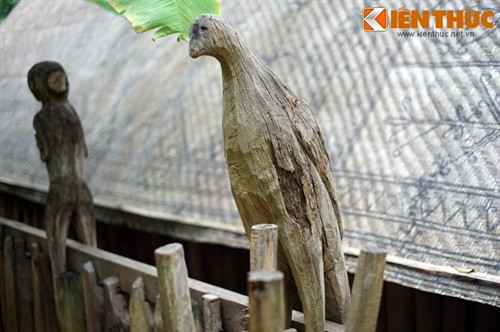 Sau lễ bỏ mả, những ngôi nhà mồ và tượng mồ sẽ bị bỏ không, bị hủy hoại dần theo thời gian.