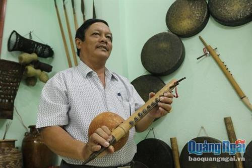 Ông Đinh Công Bôn cùng những nhạc cụ sưu tầm được. Ảnh: baoquangngai.vn
