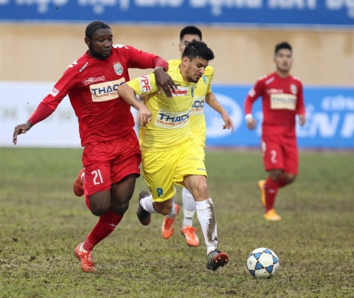 Một pha tranh bóng giữa cầu thủ hai đội. Ảnh: TTXVN phát Một pha tranh bóng giữa cầu thủ hai đội. Ảnh: TTXVN phát