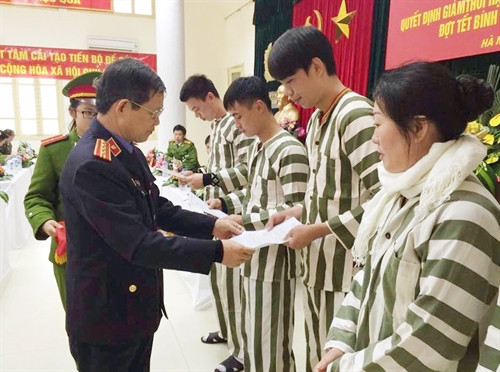 Đại diện Viện kiểm sát nhân dân thành phố Hà Nội trao quyết định giảm thời hạn chấp hành án phạt tù cho các phạm nhân. Ảnh: TTXVN Đại diện Viện kiểm sát nhân dân thành phố Hà Nội trao quyết định giảm thời hạn chấp hành án phạt tù cho các phạm nhân. Ảnh: TTXVN