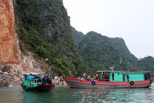 Các tầu thuyền tham gia cứu hộ vụ sạt lở đá ở Vân Đồn( Quảng Ninh)