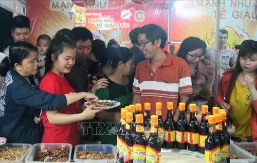 Du khách thích thú thưởng thức các đặc sản. Ảnh: Thế Lập – TTXVN Du khách thích thú thưởng thức các đặc sản. Ảnh: Thế Lập – TTXVN