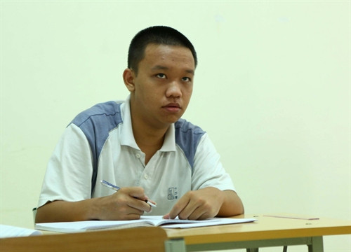 Lê Nhật Hoàng, học sinh lớp 12, Trường Trung học phổ thông chuyên Lê Quý Đôn, tỉnh Bình Định.đọat Huy chương Bạc. Ảnh: Quý Trung- TTXVN