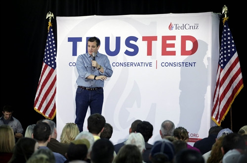 Ứng cử viên đảng Cộng hòa Ted Cruz trong chiến dịch tranh cử tại Johnson County Fairgrounds, thành phố Iowa . AFP/TTXVN