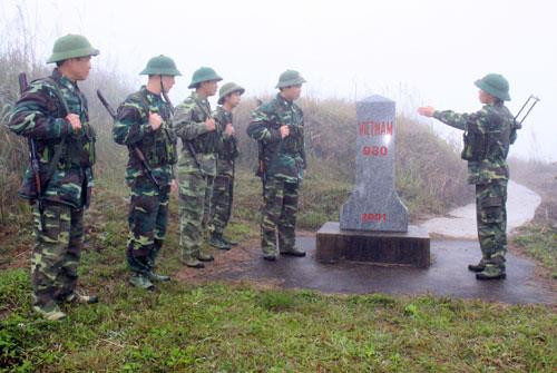 Bộ đội biên phòng Đồn Biên phòng Pò Mã tuần tra bảo vệ đường biên cột mốc. Ảnh: baolangson.vn