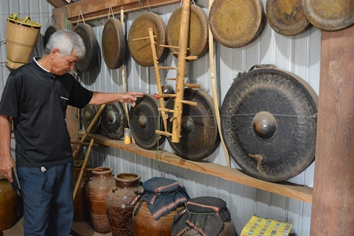 Già Nhang bên những chiếc cồng chiêng. Già Nhang bên những chiếc cồng chiêng.