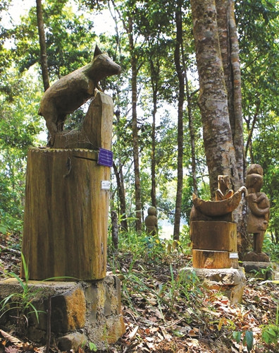 Những pho tượng gỗ được đặt tại Khu du lịch sinh thái văn hóa cộng đồng Ko Tam (Đắk Lắk)