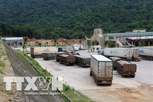 Phương tiện vận chuyển hàng hóa XNK chờ làm thủ tục hải quan tại cửa khẩu quốc tế Cha Lo, huyện Minh Hóa. Ảnh: Phạm Hậu - TTXVN