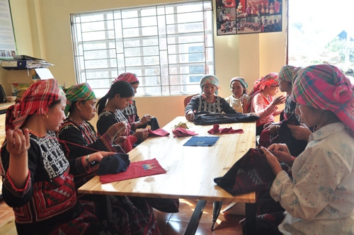 Hợp tác xã thổ cẩm thộn Nậm Kéng, xã Nậm Sài, huyện Sa Pa là nơi tập hợp hơn 30 phụ nữ địa phương.