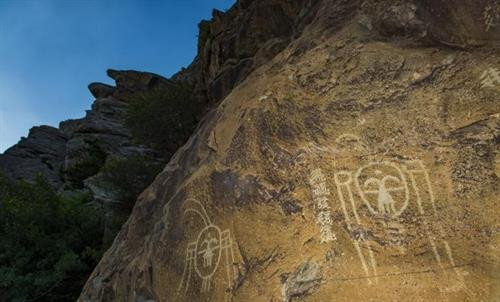 Tranh khắc hình mặt người đã được phát hiện trên một sườn núi bên bờ sông Hoàng Hà tại thị trấn Trung Vệ (Zhongwei). Ảnh: cctv.com Tranh khắc hình mặt người đã được phát hiện trên một sườn núi bên bờ sông Hoàng Hà tại thị trấn Trung Vệ (Zhongwei). Ảnh: cctv.com