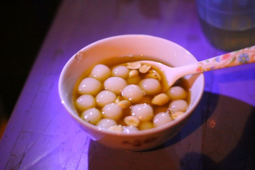 Từng viên bánh dẻo mềm quyện cùng vị ngọt thơm của đường, nồng ấm của gừng, béo bùi của lạc Từng viên bánh dẻo mềm quyện cùng vị ngọt thơm của đường, nồng ấm của gừng, béo bùi của lạc