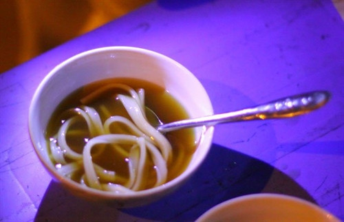 Bát bánh lư khoải nóng còn bốc hơi nghi ngút trong đêm lạnh Đồng Bát bánh lư khoải nóng còn bốc hơi nghi ngút trong đêm lạnh Đồng