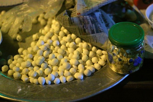 Từng viên bột to hơn đầu ngón tay, viên to viên bé Từng viên bột to hơn đầu ngón tay, viên to viên bé