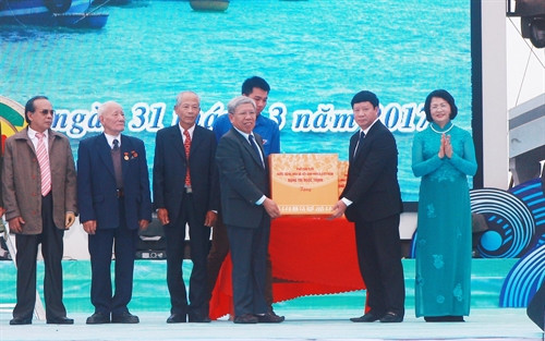 Phó Chủ tịch nước Đặng Thị Ngọc Thịnh tặng quà cho chính quyền và nhân dân huyên đảo Cát Hải. Ảnh: Lâm Khánh – TTXVN