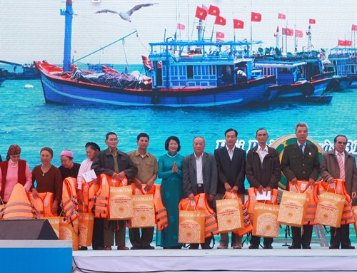 Phó Chủ tịch nước Đặng Thị Ngọc Thịnh tặng quà, áo phao cho nhân dân huyên đảo Cát Hải. Ảnh: Lâm Khánh – TTXVN