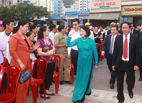 Phó Chủ tịch nước Đặng Thị Ngọc Thịnh đến dự Lễ hội ra khơi, bám biển năm 2017 tại Hải Phòng. Ảnh: Lâm Khánh- TTXVN.