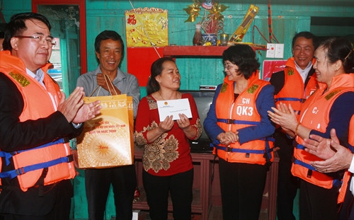 Phó Chủ tịch nước Đặng Thị Ngọc Thịnh tặng quà cho gia đình anh Nguyễn Văn Sự và chị Nguyễn Thị Hòa. Ảnh: Lâm Khánh – TTXVN