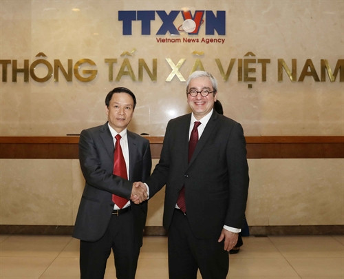 Ủy viên Trung ương Đảng, Tổng giám đốc TTXVN Nguyễn Đức Lợi và Chủ tịch kiêm Tổng giám đốc điều hành hãng Thông tấn Pháp (AFP) Emmanuel Hoog. Ảnh: Phương Hoa – TTXVN Ủy viên Trung ương Đảng, Tổng giám đốc TTXVN Nguyễn Đức Lợi và Chủ tịch kiêm Tổng giám đốc điều hành hãng Thông tấn Pháp (AFP) Emmanuel Hoog. Ảnh: Phương Hoa – TTXVN