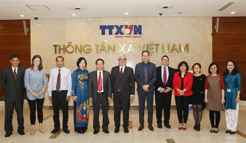 Đại diện Thông tấn xã Việt Nam và hãng Thông tấn AFP chụp ảnh chung. Ảnh: Phương Hoa - TTXVN Đại diện Thông tấn xã Việt Nam và hãng Thông tấn AFP chụp ảnh chung. Ảnh: Phương Hoa - TTXVN