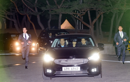 Cựu Tổng thống Hàn Quốc Park Geun-hye được áp giải tới nơi tạm giam sau khi rời khỏi Văn phòng Công tố quận Seoul ngày 31/3. THX/ TTXVN