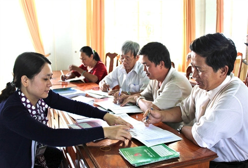 Cán bộ NHCSXH huyện Tây Hòa (Phú Yên) hướng dẫn bà con làm thủ tục vay vốn