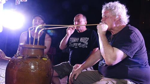 Du khách nước ngoài thưởng thức vị rượu cần. Du khách nước ngoài thưởng thức vị rượu cần.