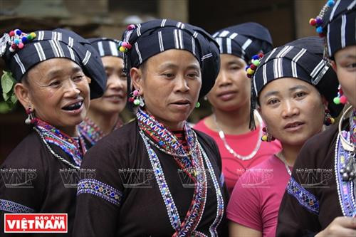Người Lự và nét thời trang hiện đại trong trang phục truyền thống ảnh 11 Người Lự và nét thời trang hiện đại trong trang phục truyền thống ảnh 11