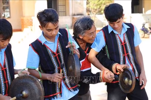 Nghệ nhân Ksor Siơh, dân tộc Jrai, sinh năm 1958, làng Kly, thị trấn Nhơn Hòa, huyện Chư Pưh (Gia Lai) dạy đánh cồng chiêng cho học sinh trong vùng. Ảnh: Hồng Điệp - TTXVN