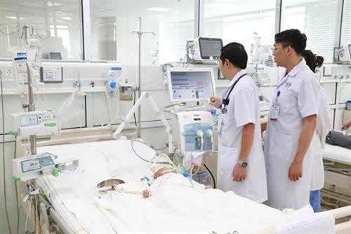Các bác sỹ điều trị, theo dõi sức khỏe cho bệnh nhi ngộ độc thuốc nam. Ảnh: vietnamplus.vn Các bác sỹ điều trị, theo dõi sức khỏe cho bệnh nhi ngộ độc thuốc nam. Ảnh: vietnamplus.vn
