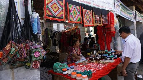 Du khách tham quan chợ và mua sắm các sản vật vùng miền. Ảnh: Hoàng Hải