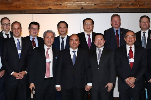 Trong chương trình tham dự Hội nghị thường niên lần thứ 47 Diễn đàn Kinh tế Thế giới tại Davos (Thụy Sĩ), chiều tối 18/1/2017, theo giờ địa phương (sáng sớm 19/1, theo giờ Hà Nội), Thủ tướng Nguyễn Xuân Phúc gặp Giám đốc điều hành Diễn đàn Kinh tế Thế giới Philipp Roesler và doanh nghiệp thế giới. Trong ảnh: Thủ tướng Nguyễn Xuân Phúc với các doanh nghiệp. Ảnh: Thống Nhất-TTXVN