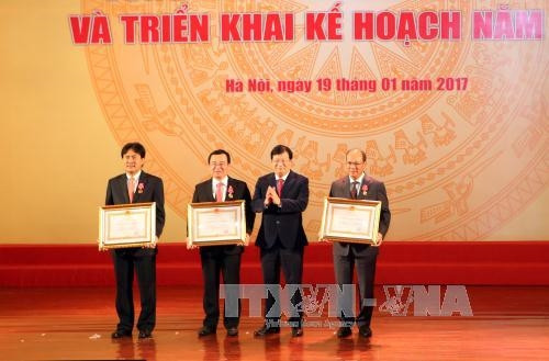 Phó Thủ tướng Trịnh Đình Dũng trao tặng Huân chương Lao động hạng Nhất, hạng Nhì của Chr tịch nước cho các cá nhân và tập thể của Tập đoàn Dầu khí Quốc gia Việt Nam (PVN). Ảnh: Huy Hùng- TTXVN Phó Thủ tướng Trịnh Đình Dũng trao tặng Huân chương Lao động hạng Nhất, hạng Nhì của Chr tịch nước cho các cá nhân và tập thể của Tập đoàn Dầu khí Quốc gia Việt Nam (PVN). Ảnh: Huy Hùng- TTXVN